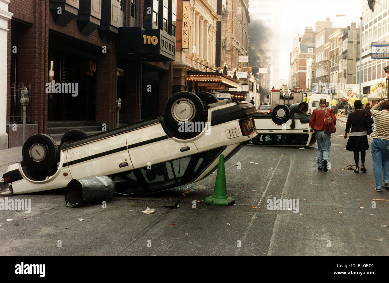 Gedrehte Autos Wurf der Straße um Trafalgar Square in London nach einer Demonstration gegen die Kopfsteuer umgedreht zu einem Endwert Aufruhr Stockfoto