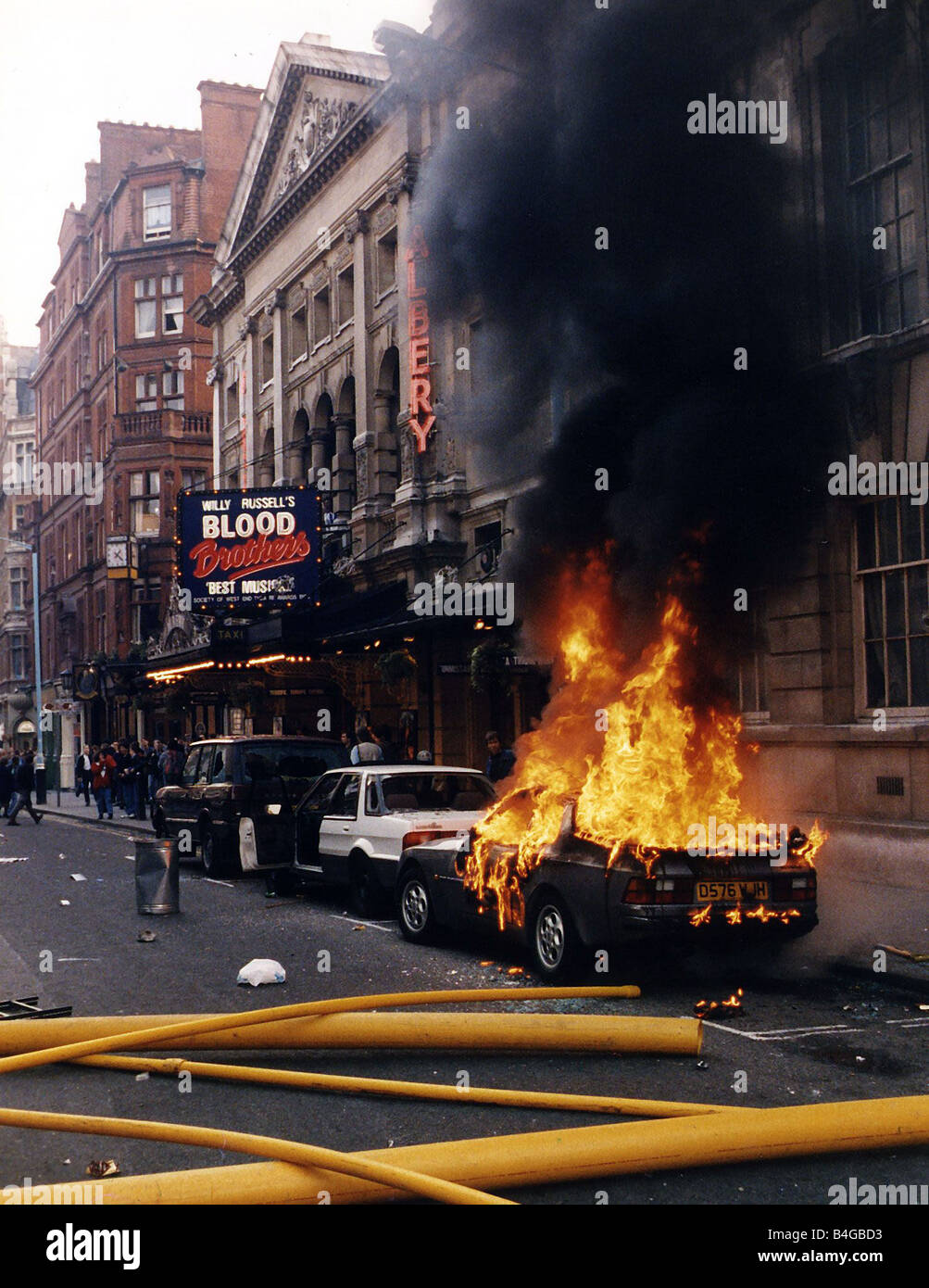 Ausgebrannte Autos Wurf die Straße um Trafalgar Square in London nach eine Demonstration gegen die Kopfsteuer zu einem Endwert Aufruhr stellte sich Stockfoto