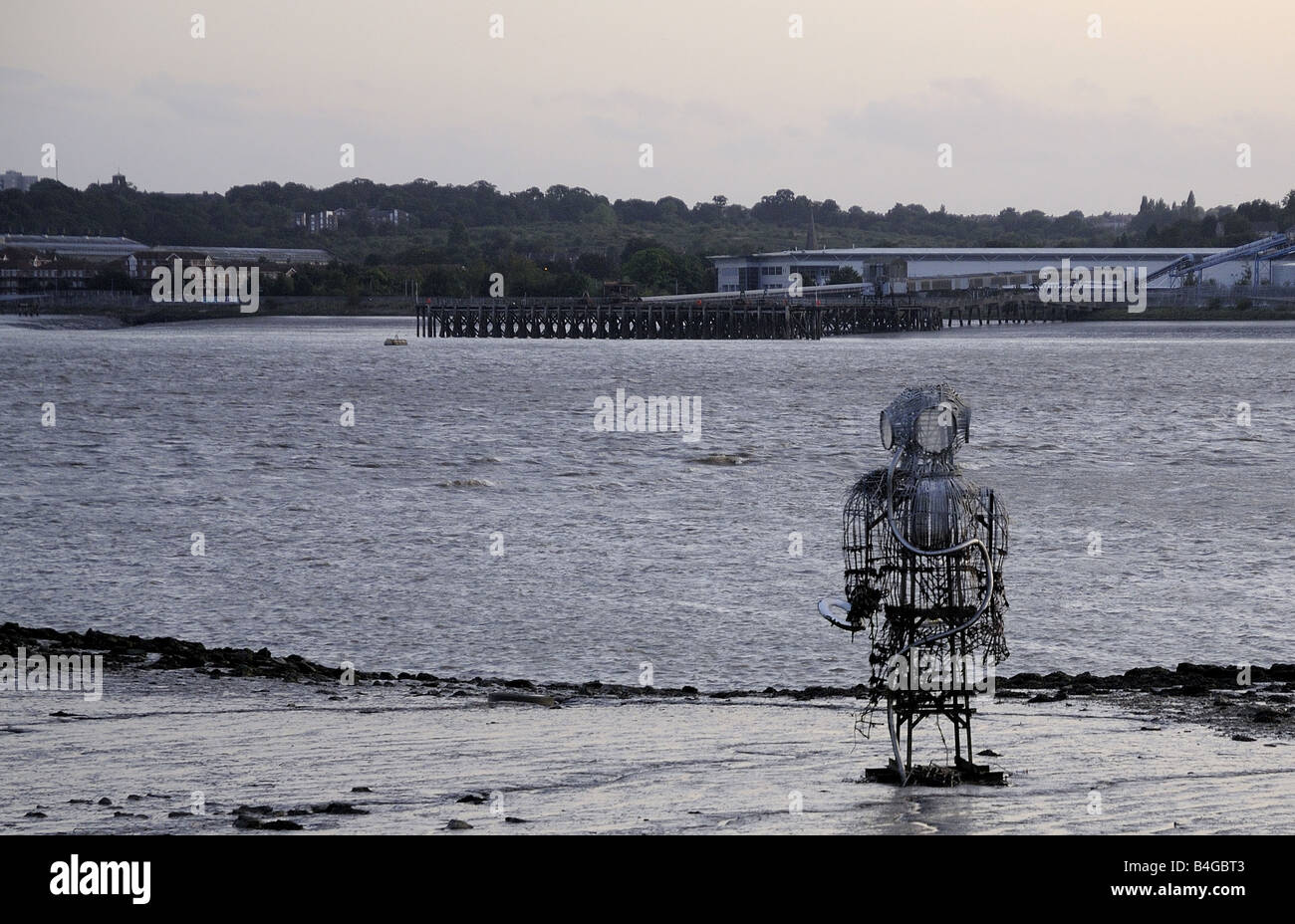 Eisenskulptur eines Tauchers auf der Themse an Rainham Stockfoto