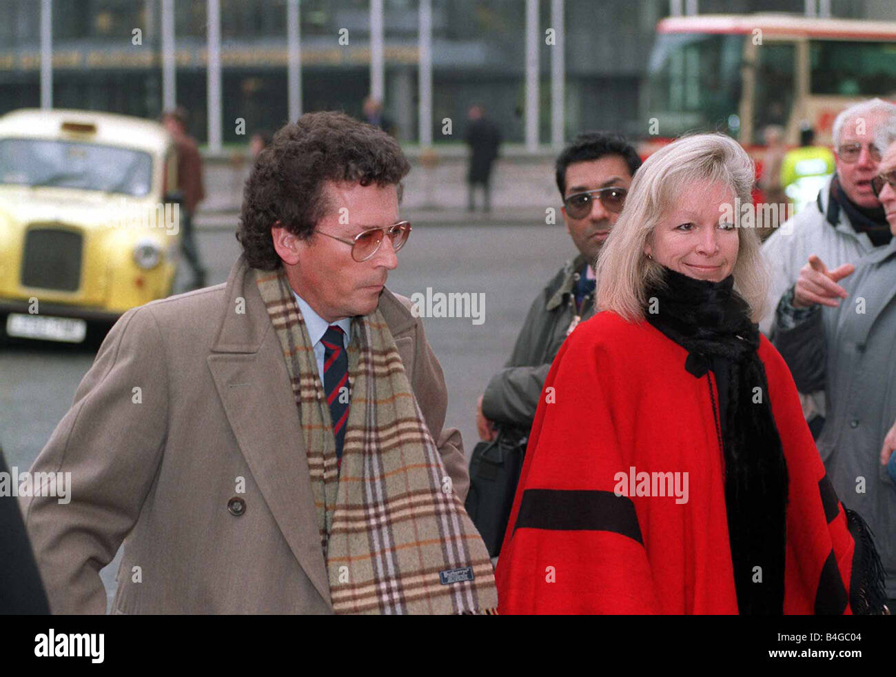 Robert Powell Schauspieler mit seiner Frau am Les Dawsons Memorial Stockfoto