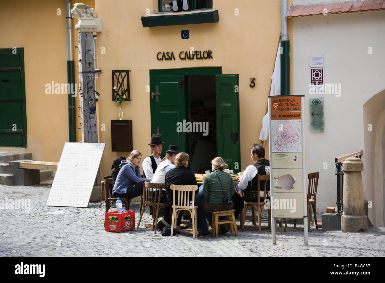 Hermannstadt Siebenbürgen Rumänien Europa Leute sitzen am Tisch vor Casa Calfelor Restaurant im historischen Zentrum der Stadt Stockfoto