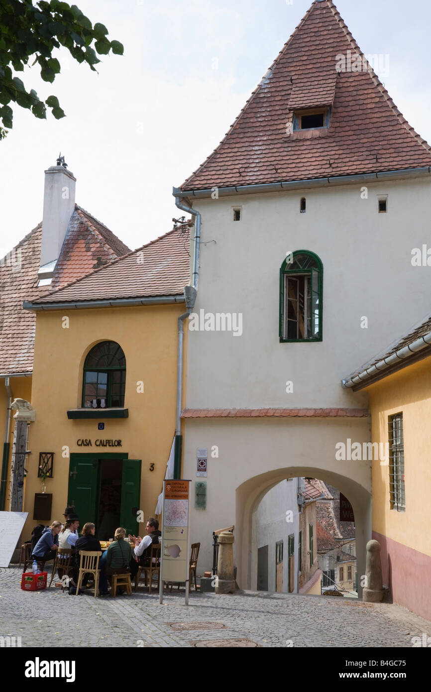 Hermannstadt Siebenbürgen Rumänien Turnul Sagstiege Gateway im historischen Stadtzentrum mit Leuten außerhalb restaurant Stockfoto