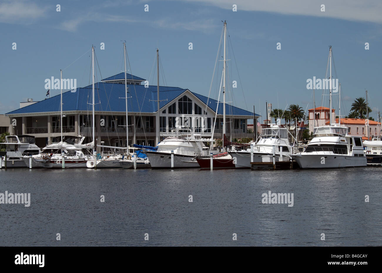 Die Halifax River Yacht Club mit Blick auf die Halifax Hafen Marina mit Booten, Daytona Beach FL. Stockfoto