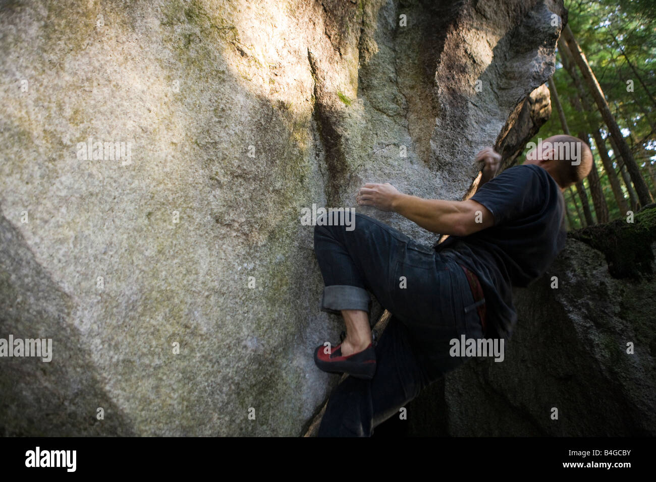 Bouldern und Klettern ohne Seil in Squamish, British Columbia Stockfoto