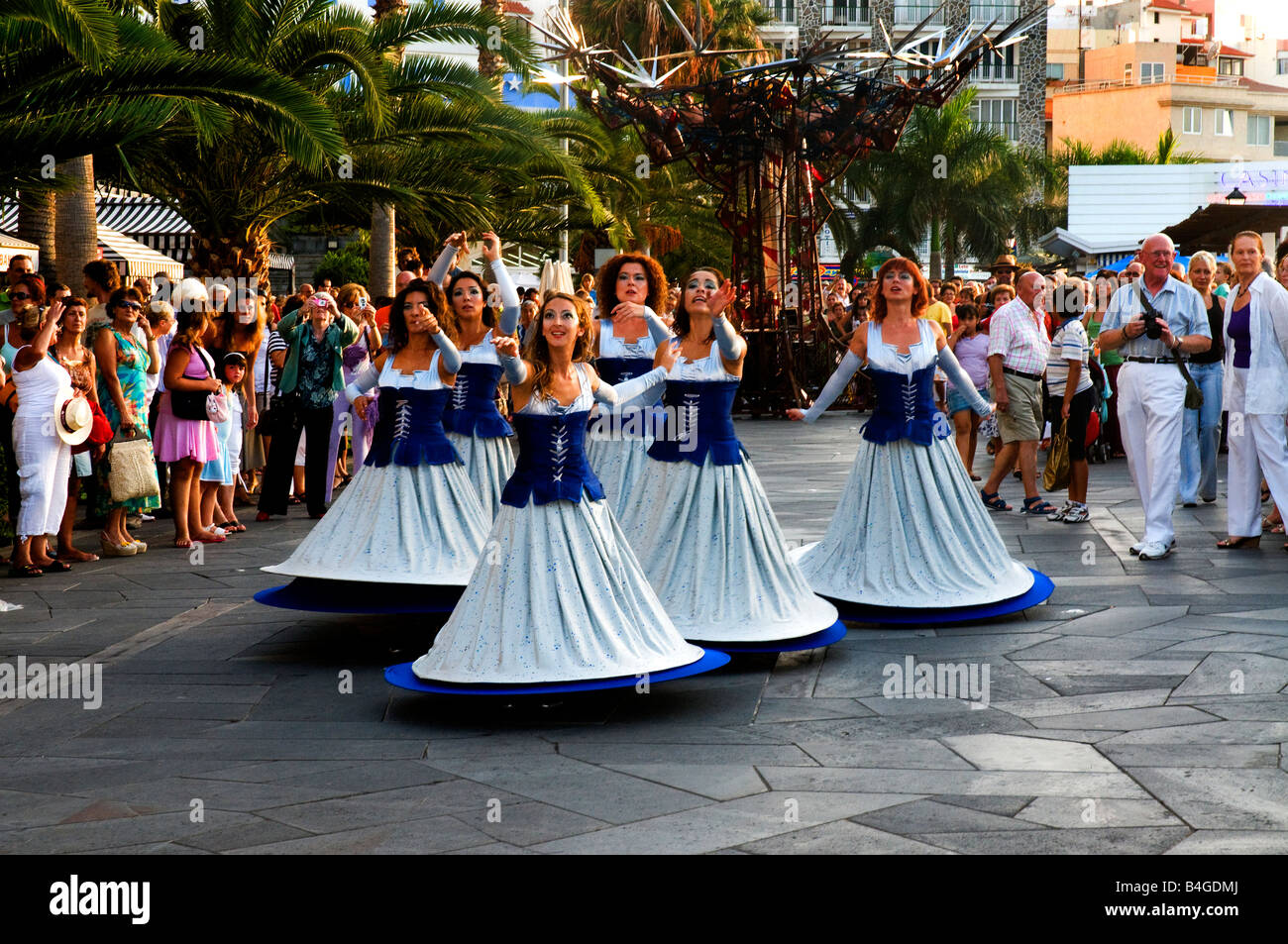 Tänzer durch die Straßen von Puerto De La Cruz ausführen, öffnen "Puerto De La Cruz im Flor 2008" Stockfoto
