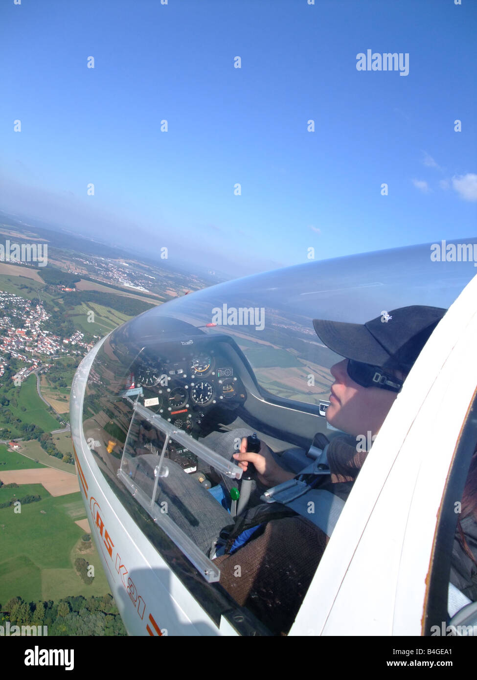 Eine junge Frau Segelflieger Außenansicht während des Fluges – Segelflugzeug Modell ASK-21 - Frankreich Stockfoto