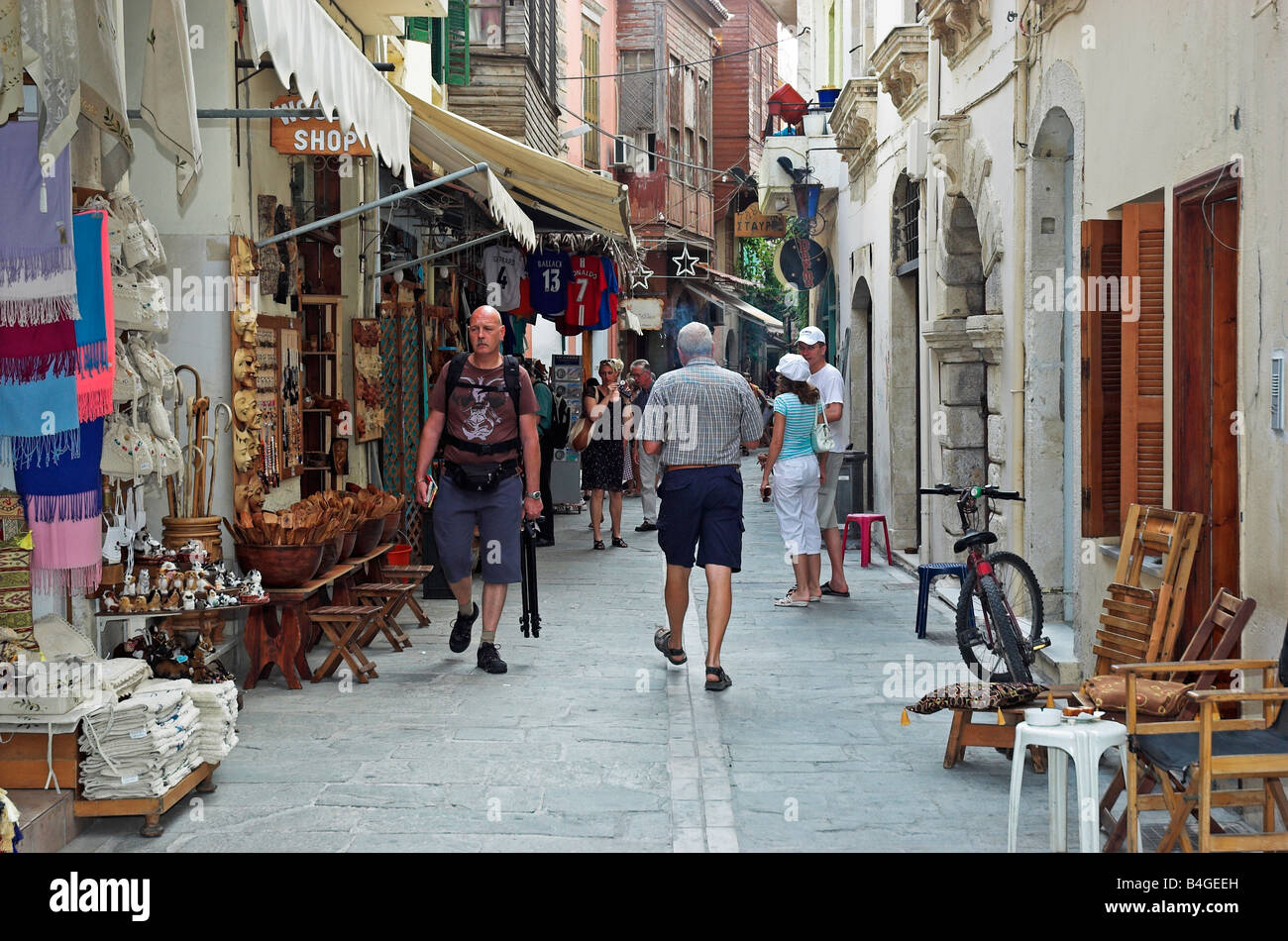 Touristen zu Fuß Gassen der alten Stadt Rethymno Kreta Insel Griechenland September 2008 Stockfoto