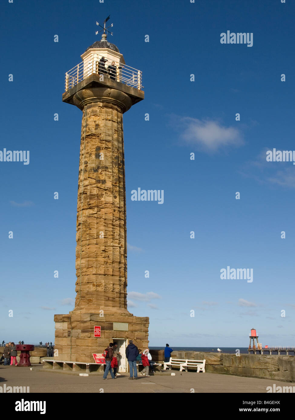 Die West-Leuchtturm im Hafen von Whitby UK für Besucher geöffnet Stockfoto