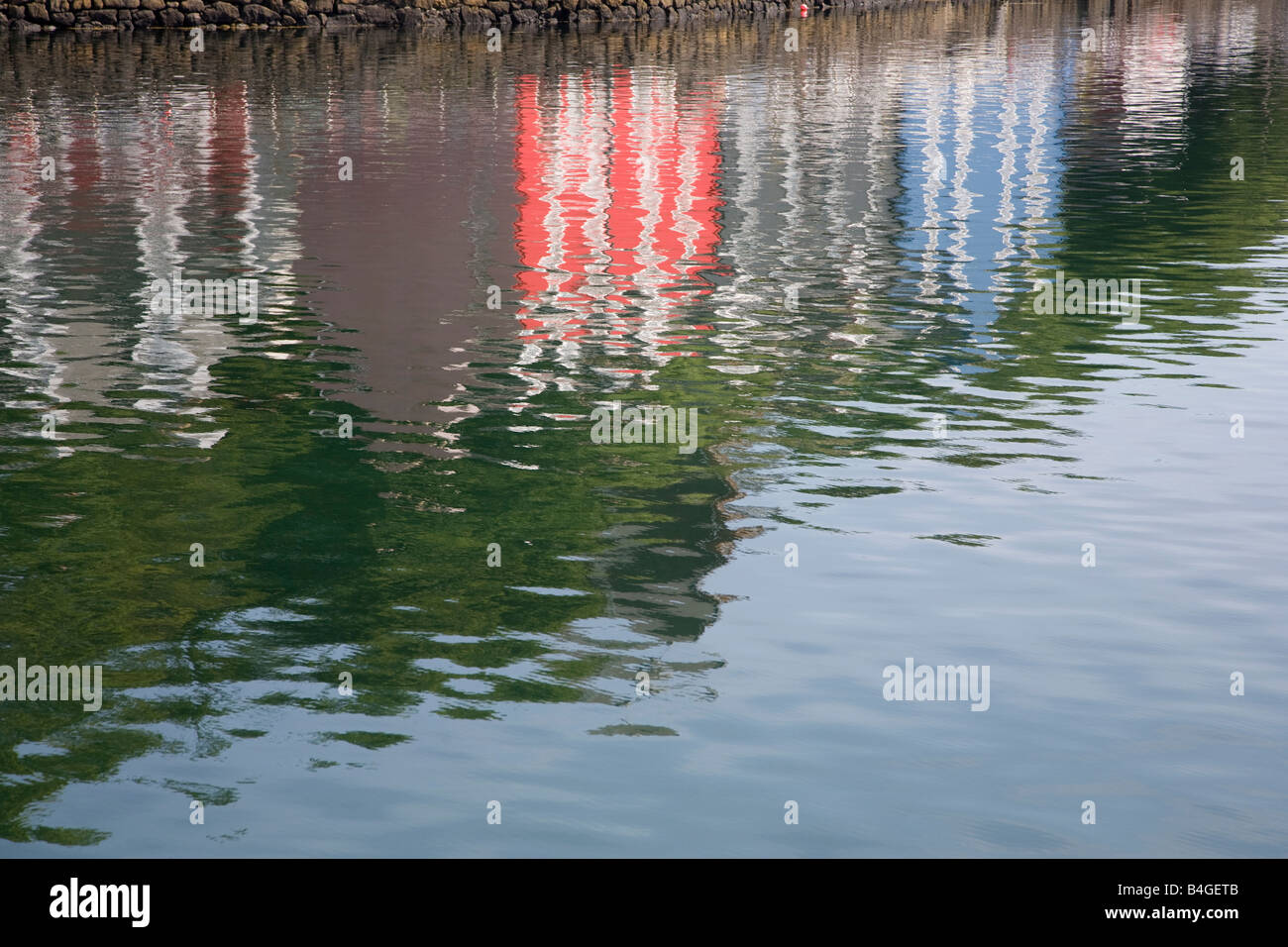 Reflexionen der Hütten entlang der Uferpromenade Tobermory Mull Schottland Stockfoto