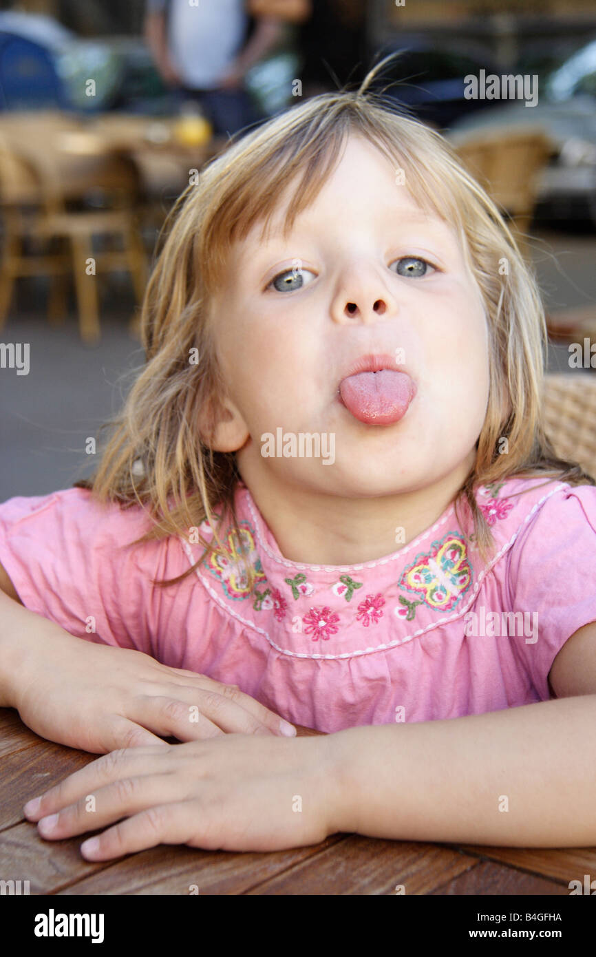 Kleine Mädchen ihre Zunge heraus Stockfoto