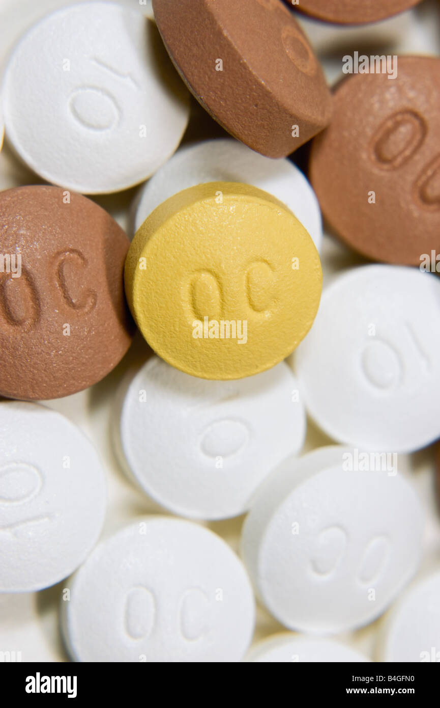 Vertikale Nahaufnahme von Tabletten OxyContin einer zeitgesteuerte Freisetzung Form von Oxycodon verschiedene Dosen Stockfoto