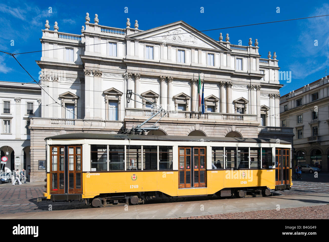 Straßenbahn vor Opernhaus La Scala (entworfen von Piermarini), Piazza della Scala, Mailand, Lombardei, Italien Stockfoto