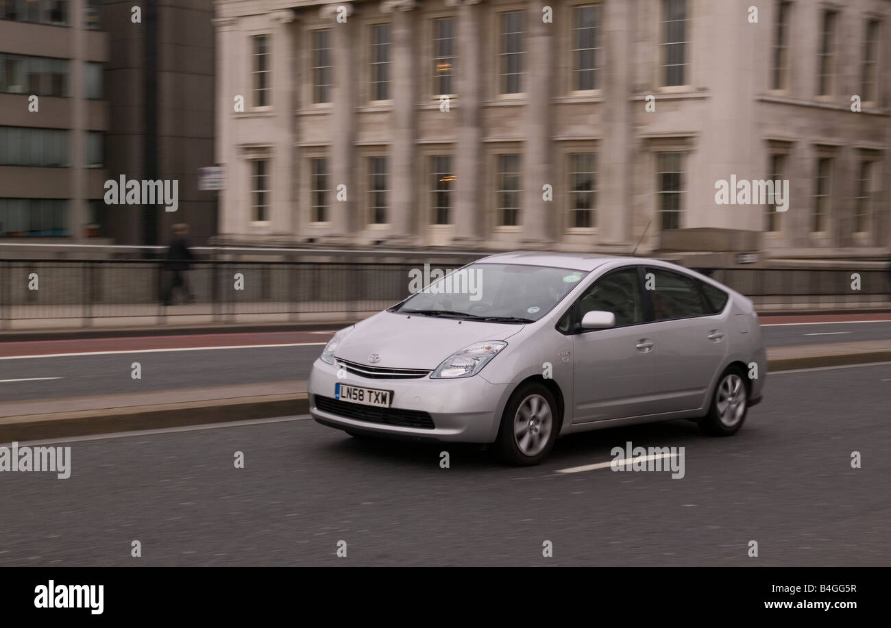 Hybrid-Auto fahren in London Straße Stockfoto
