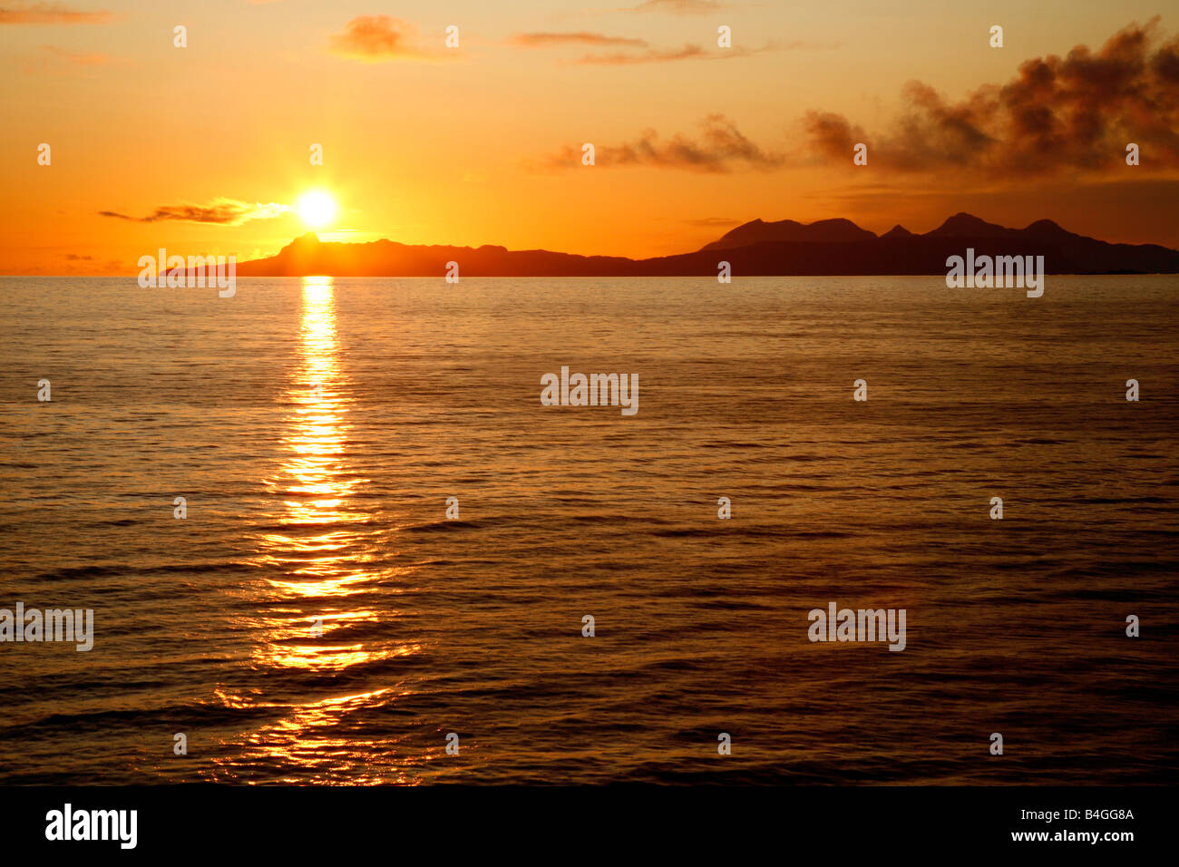 Sonnenuntergang über den Inseln Eigg und Rum, Inneren Hebriden, Highlands, Schottland, Vereinigtes Königreich Stockfoto