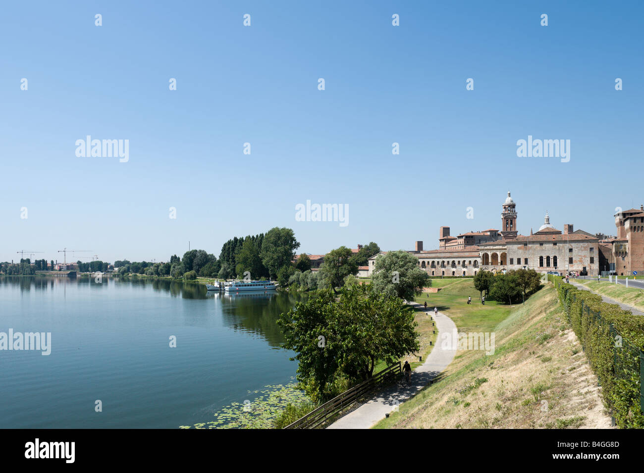 Blick Auf Die Stadt Vom Lago Inferiore Mit Palazzo Ducale In Den blick-auf-die-stadt-vom-lago-inferiore-mit-palazzo-ducale-in-den