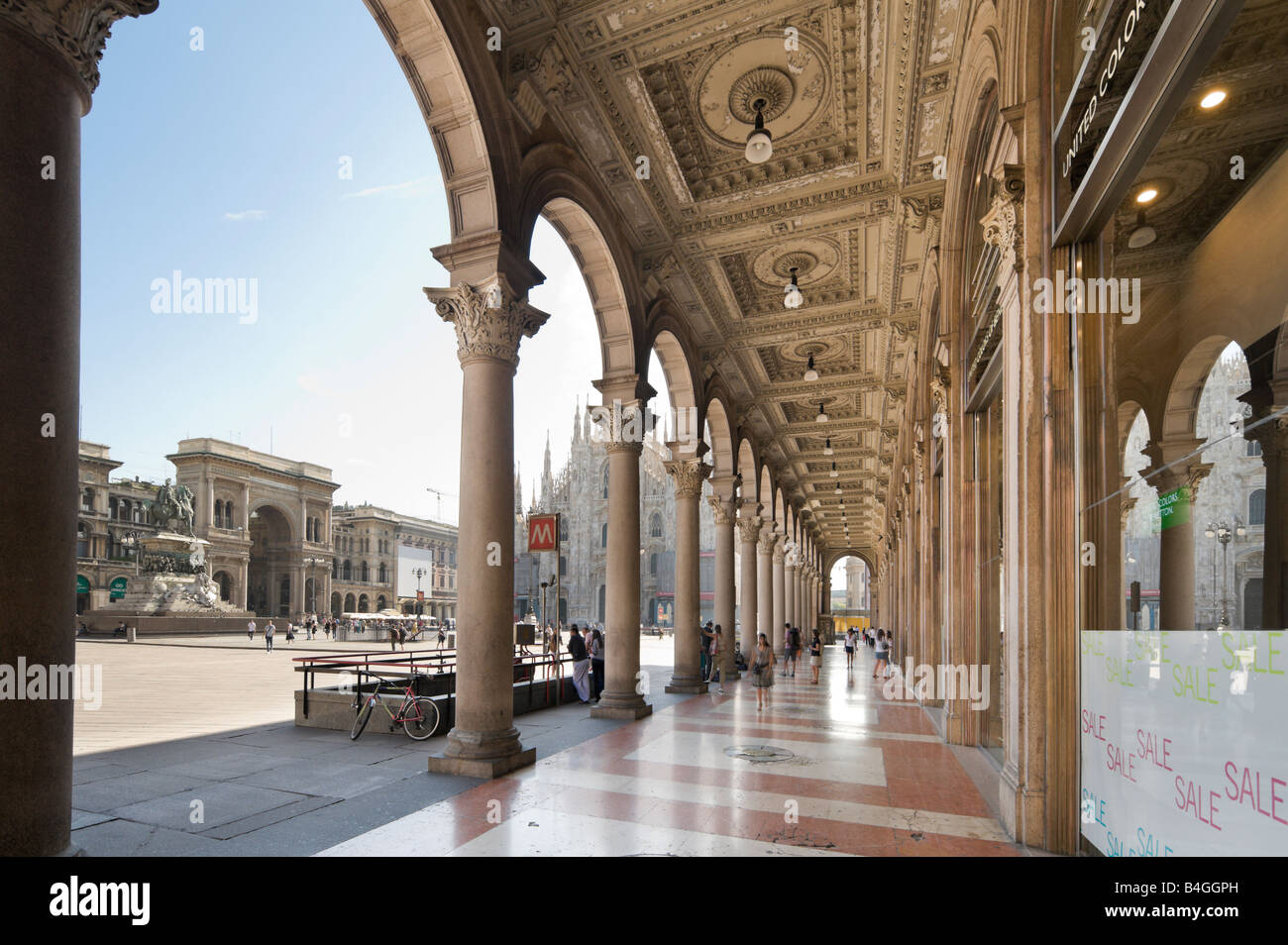 Einkaufspassage mit Blick auf die Kathedrale und Galleria Vittorio Emanuele II, Piazza del Duomo, Mailand, Lombardei, Italien Stockfoto