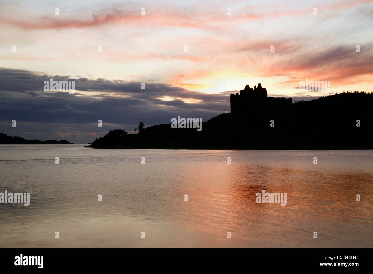 Sonnenuntergang am Castle Tioram, Loch Moidart, Acharacle, Hochland von Schottland, Großbritannien Stockfoto