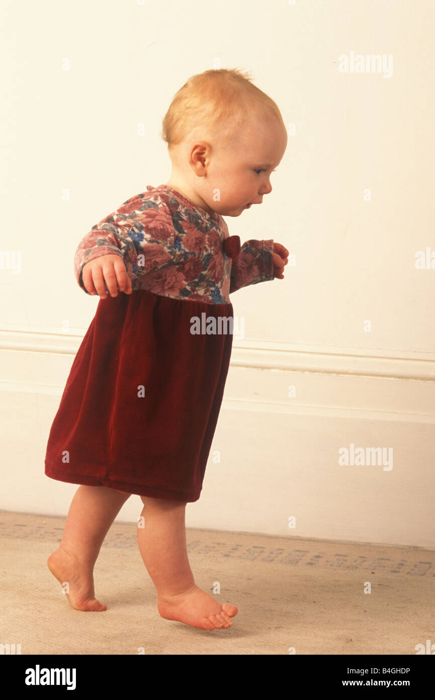 Baby laufen lernen Stockfoto