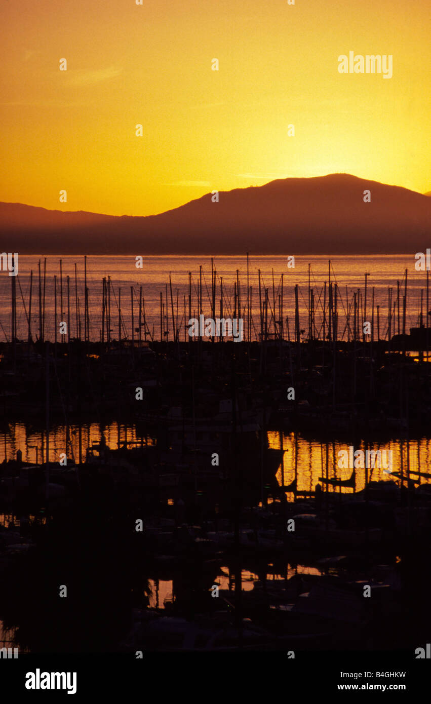 Sonnenaufgang über Segelboote angedockt an Santa Barbara, Kalifornien, USA. Stockfoto
