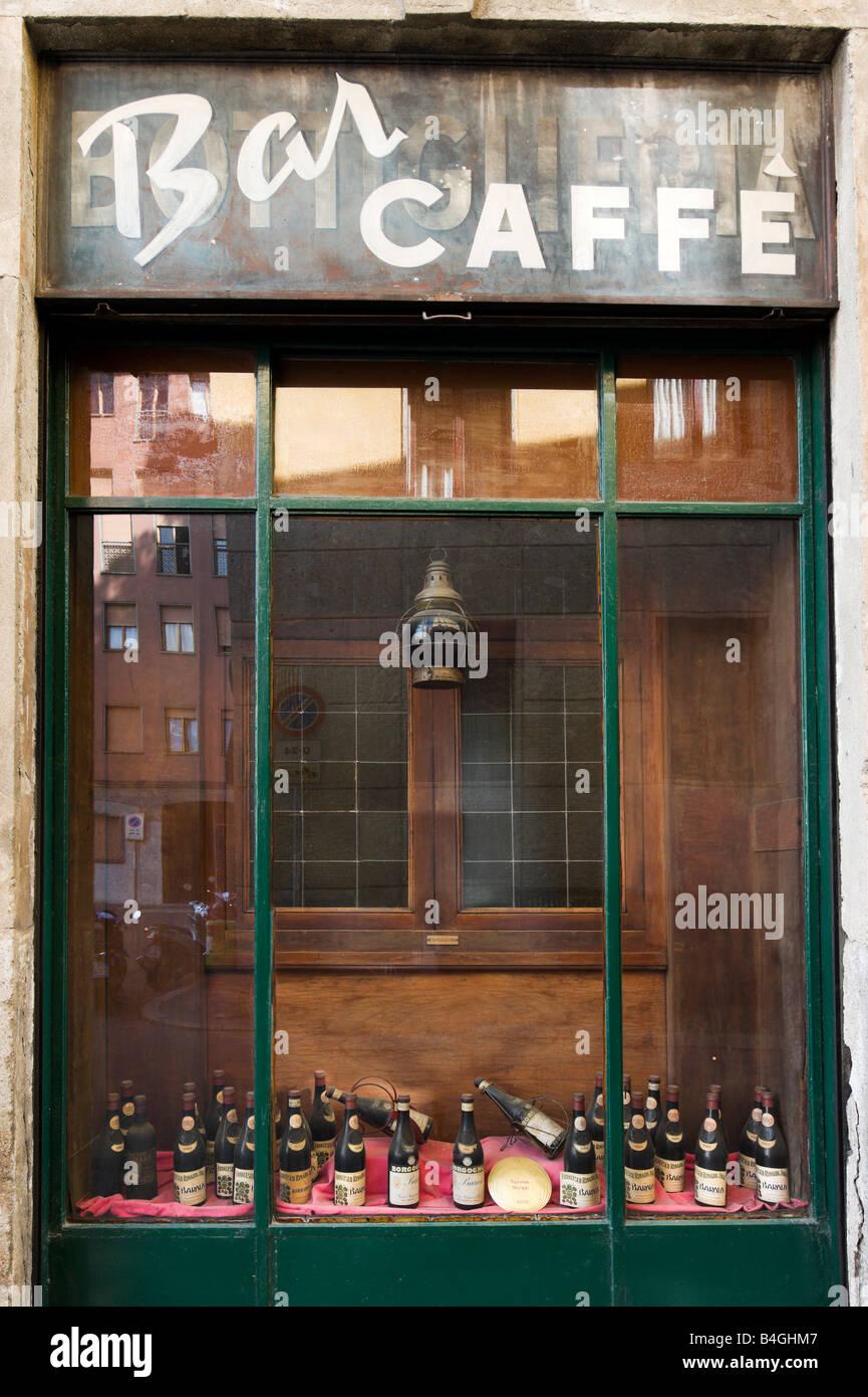 Fenster einer traditionellen alten Café-bar in der Stadtzentrum, Mailand, Lombardei, Italien Stockfoto