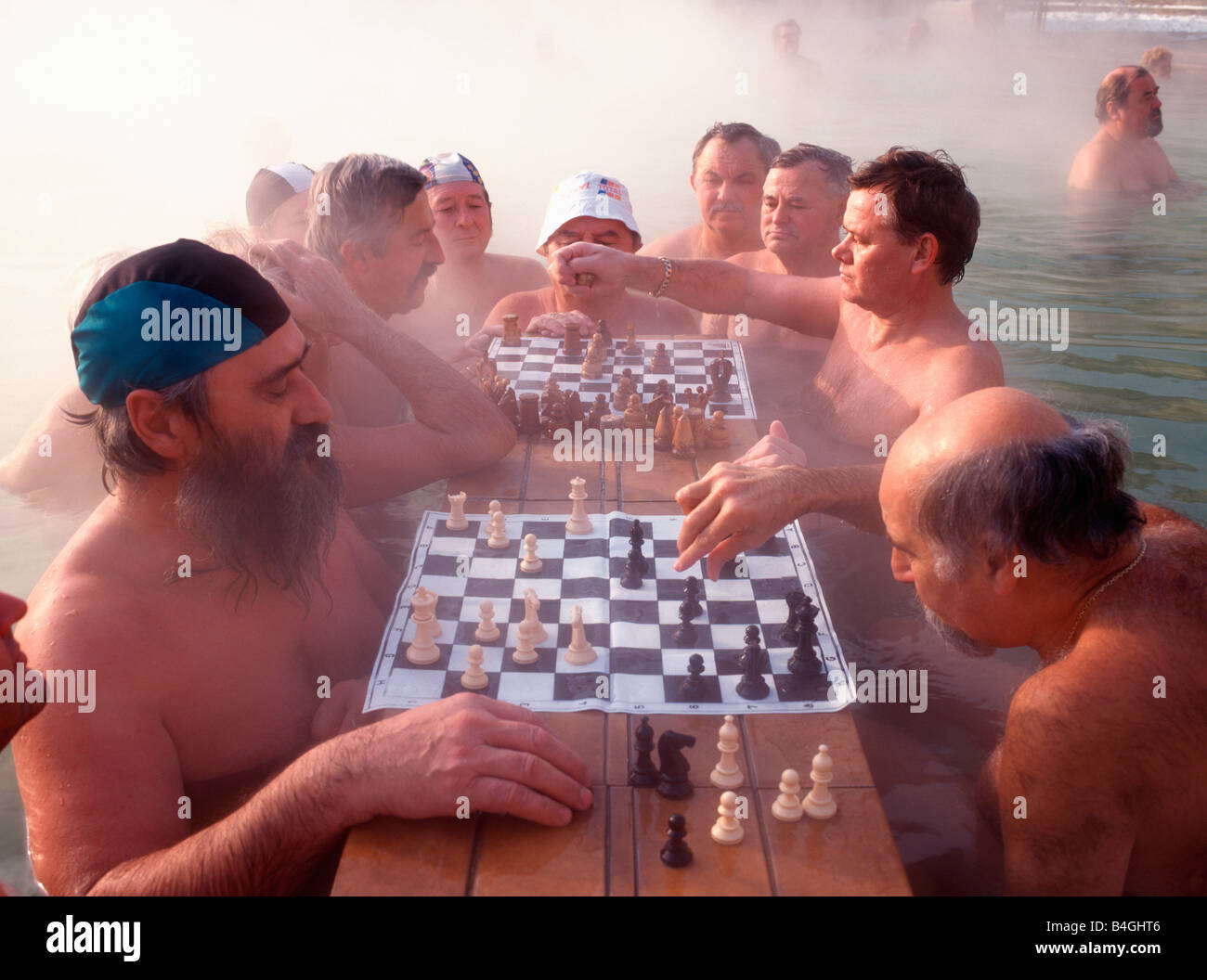 UNGARN BUDAPEST SZECHENYI THERMALBAD SCHACHSPIELER IM WASSER Stockfoto