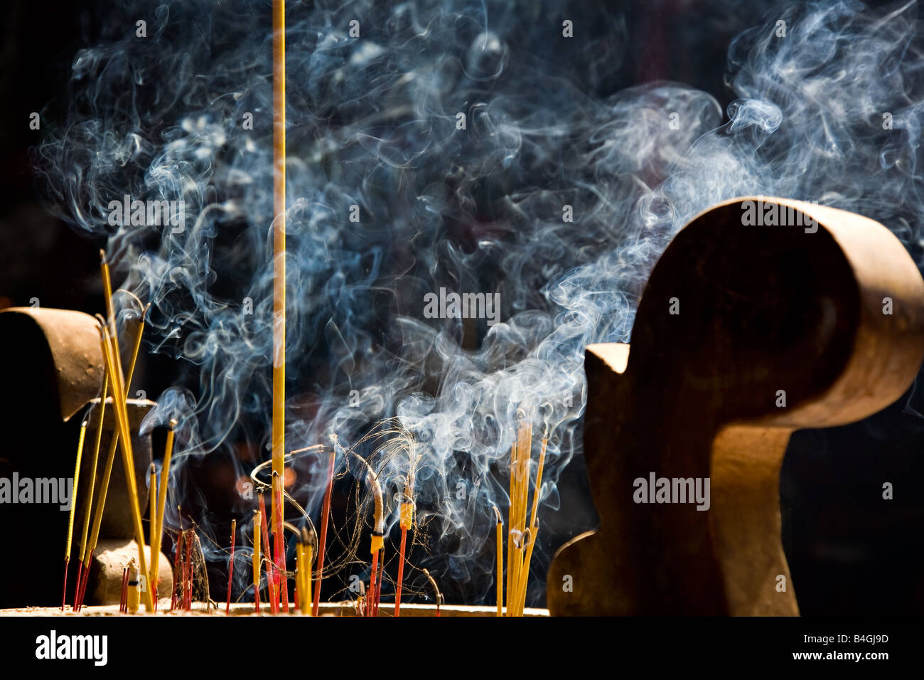 Räucherstäbchen Sie brennen in großen kupfernen Urne in einem Tempel Stockfoto