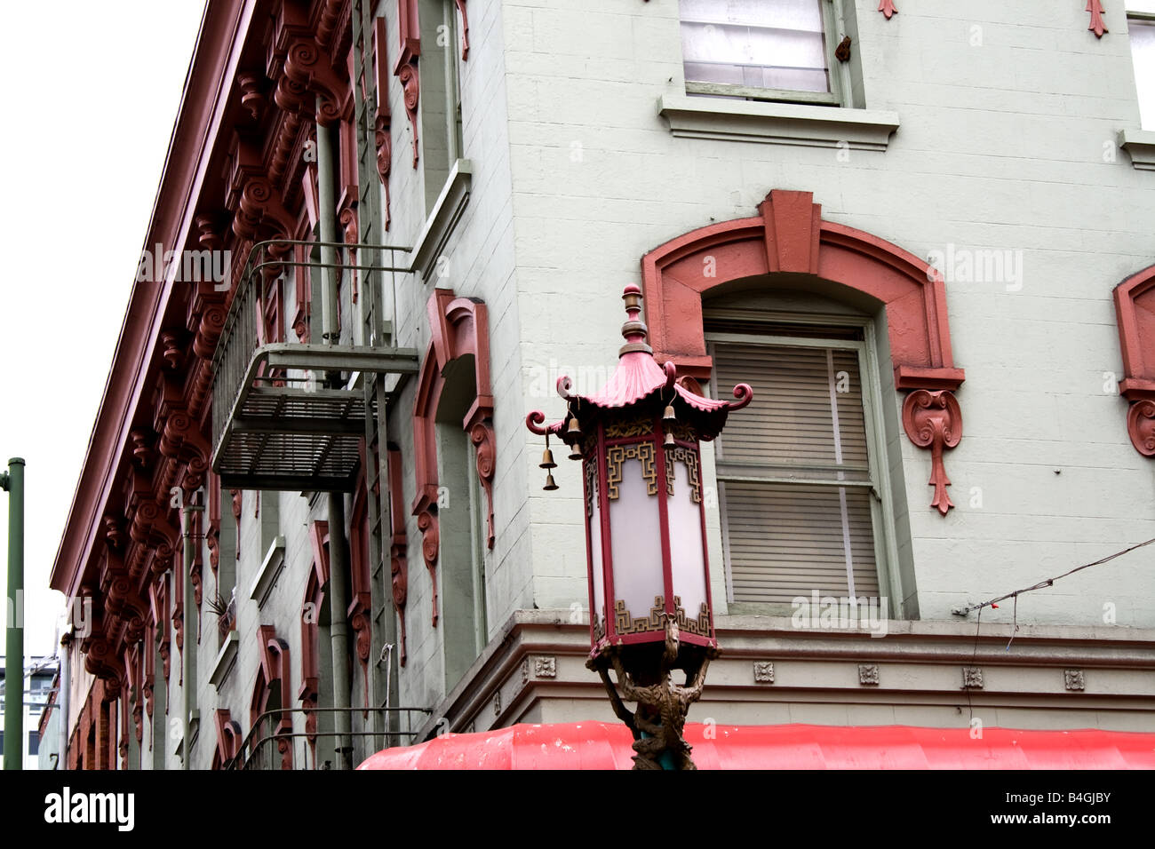 Dekorative Straßenlaterne vor einem Gebäude in Chinatown, San Francisco, Kalifornien Stockfoto