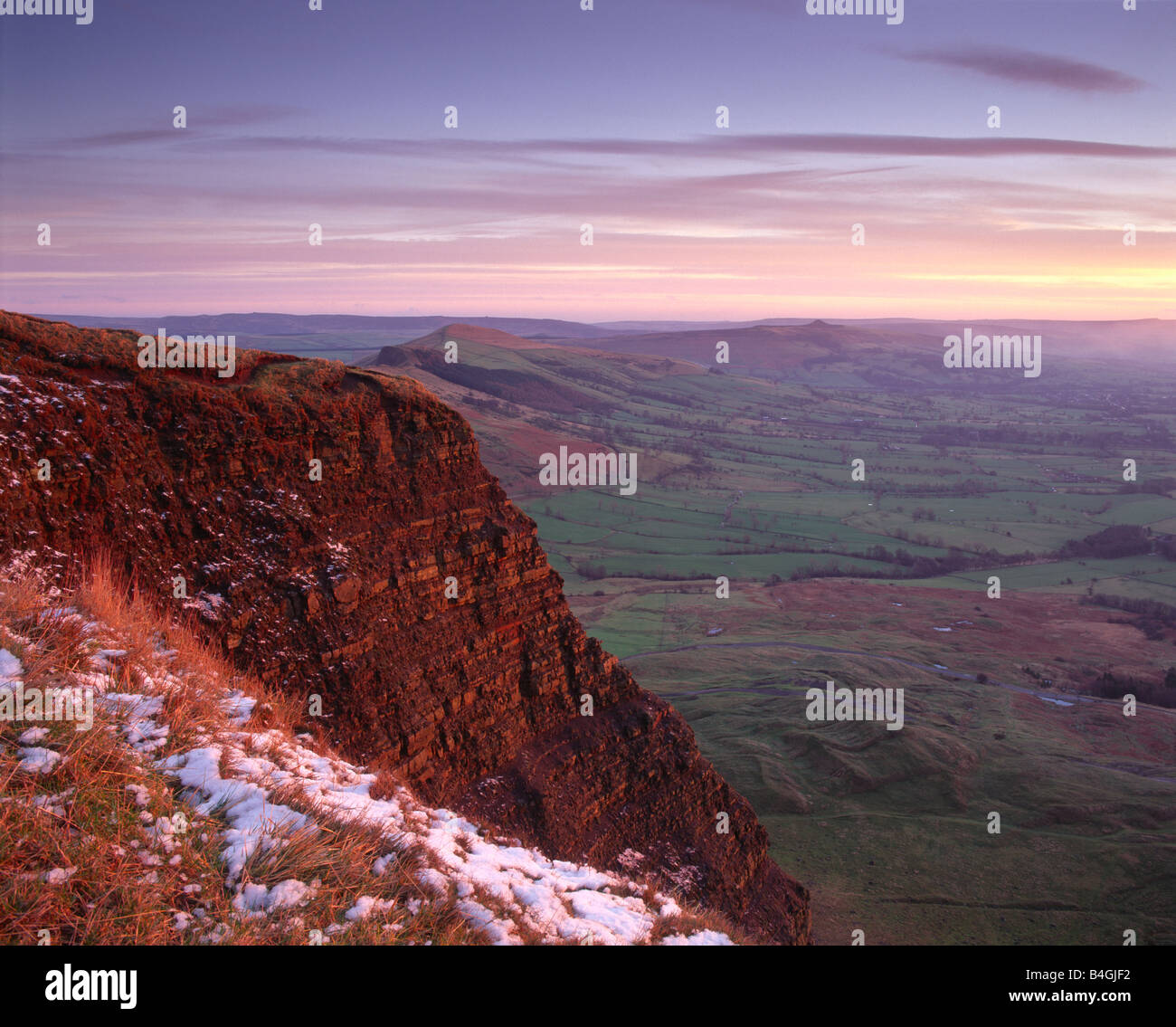 Das Gesicht von Mam Tor in der Dämmerung und Blick in Richtung Hope Valley, die großen Bergrücken und Lose Hill, Peak District National Park Stockfoto