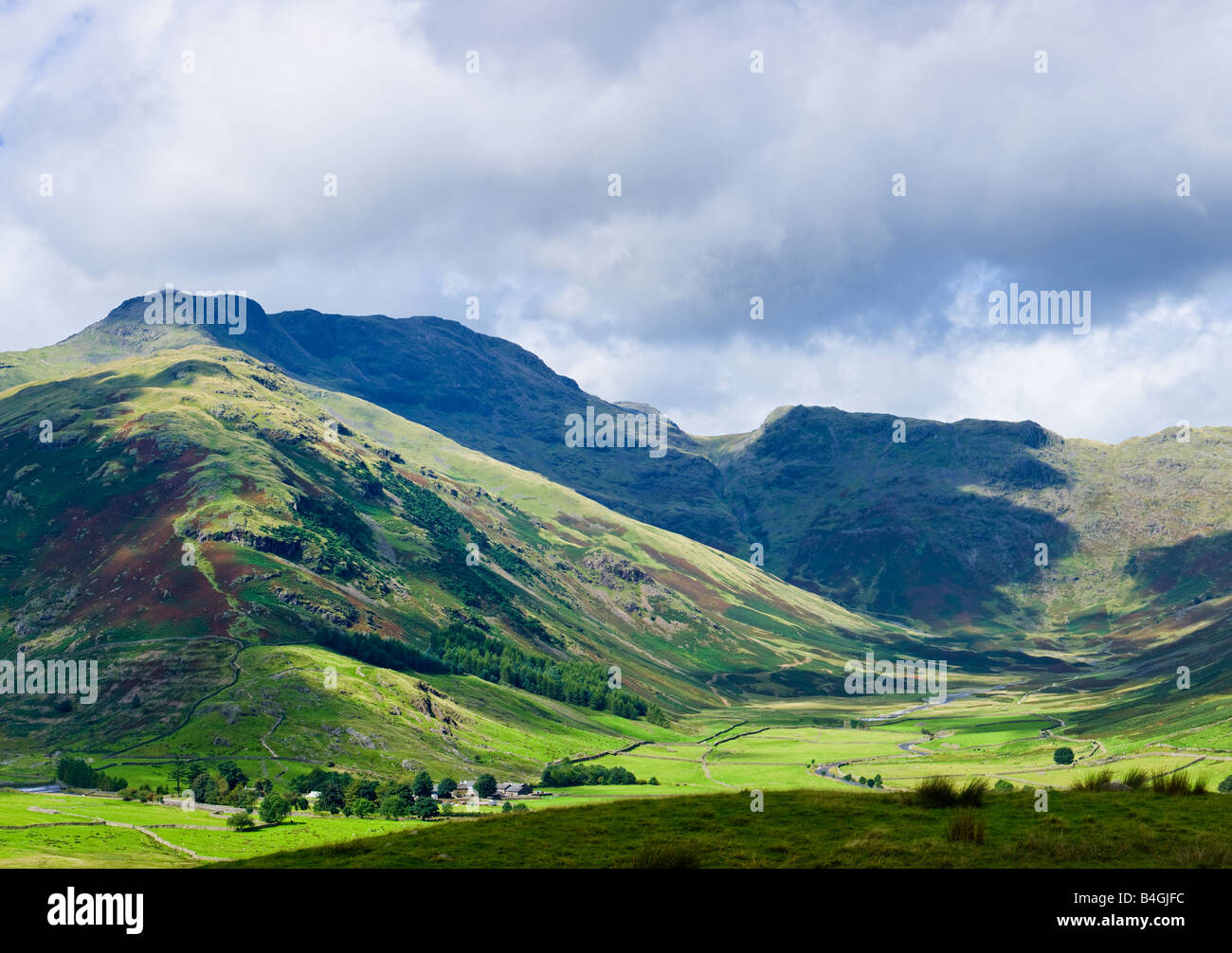 Die Band und Bowfell im englischen Lake District, Cumbria, England, Großbritannien, zeigen den Boden des Langdale Valley Stockfoto