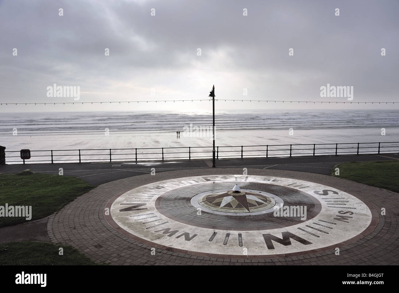 Am frühen Morgen Szene mit Kompass, zeigt Versand prognostizierten Bereiche, am Strand von Filey, Yorkshire Stockfoto