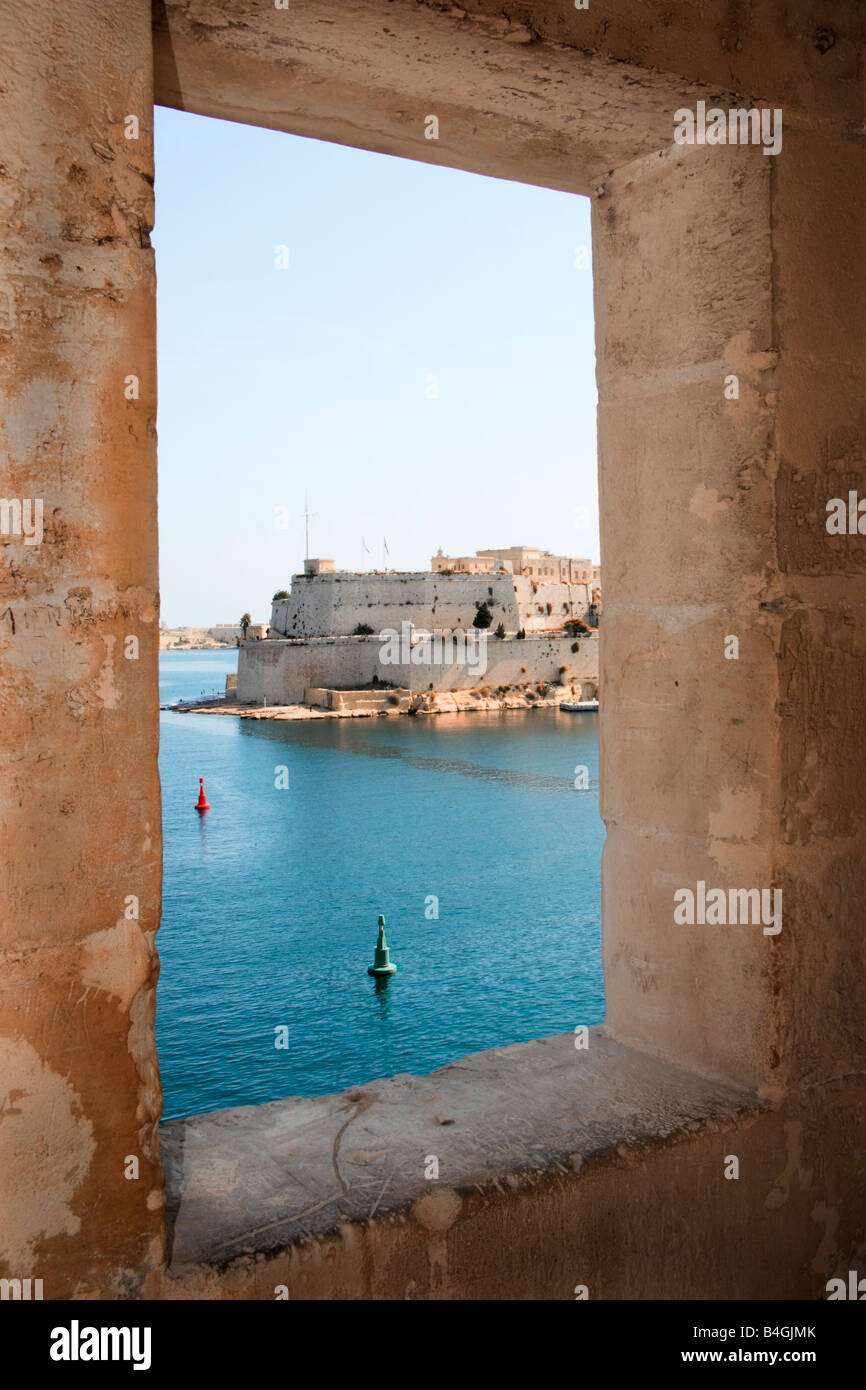 Ein Blick aus einem Fenster der Wachturm des Fort St. Angelo, Malta. Stockfoto