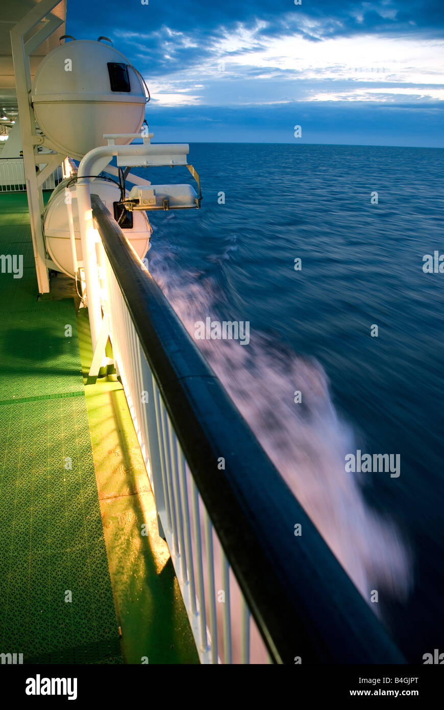 Vor Sonnenaufgang am Meer Kreuzfahrt Schiff Wasser in Bewegung Stockfoto