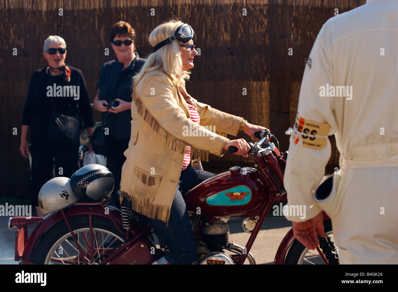 Jo Watts auf einem Motorrad James am Goodwood Revival 2008 Stockfoto