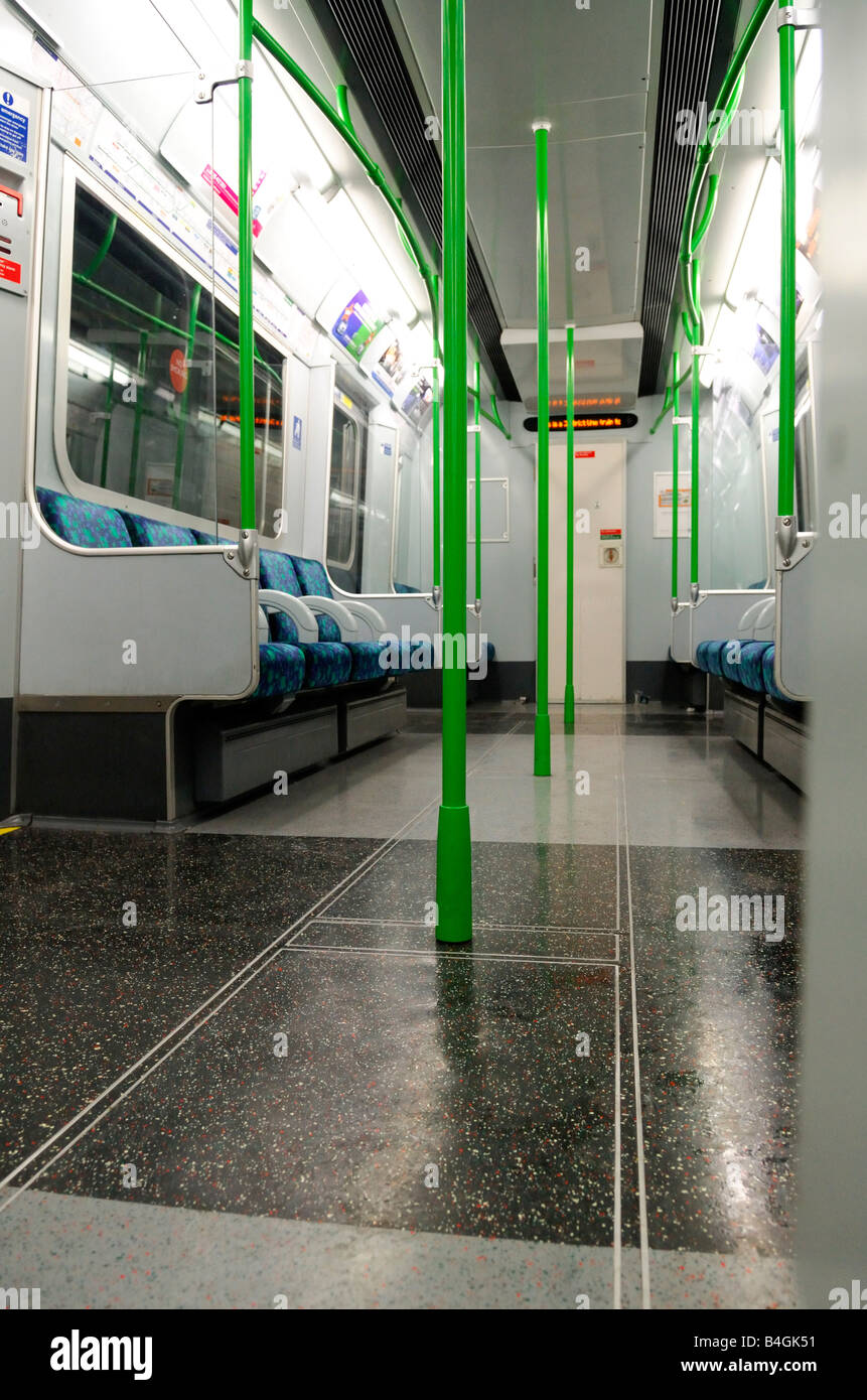 Leeren Innenraum von einem District Line U-Bahn London Großbritannien Stockfoto