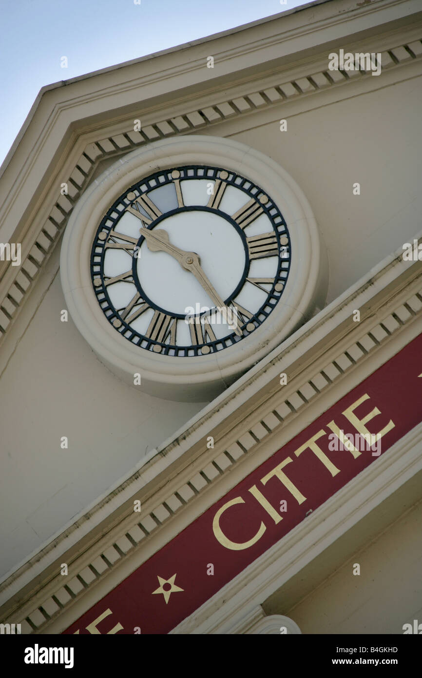 Stadt von Ripon, England. Seitlicher Blick auf die Uhr und die Inschrift am Rathaus aus dem 18. Jahrhundert Ripon hautnah. Stockfoto