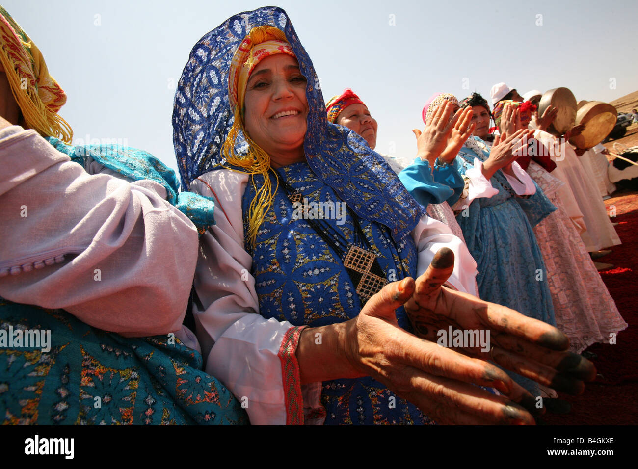 Berber Frauen in traditioneller Kleidung singen auf kik Plateau, Atlas, Marokko, Nordafrika Stockfoto
