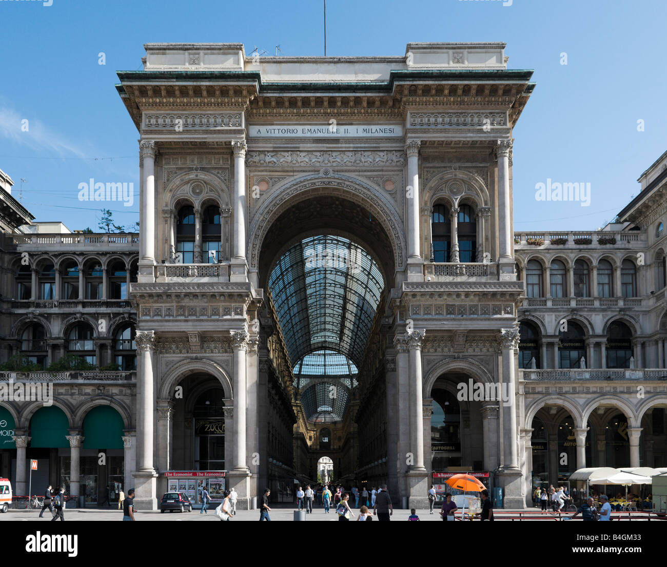 Eingang Galleria Vittorio Emmanuele II entworfen von Guiseppe Mengoni, Piazza del Duomo, Mailand, Lombardei, Italien Stockfoto