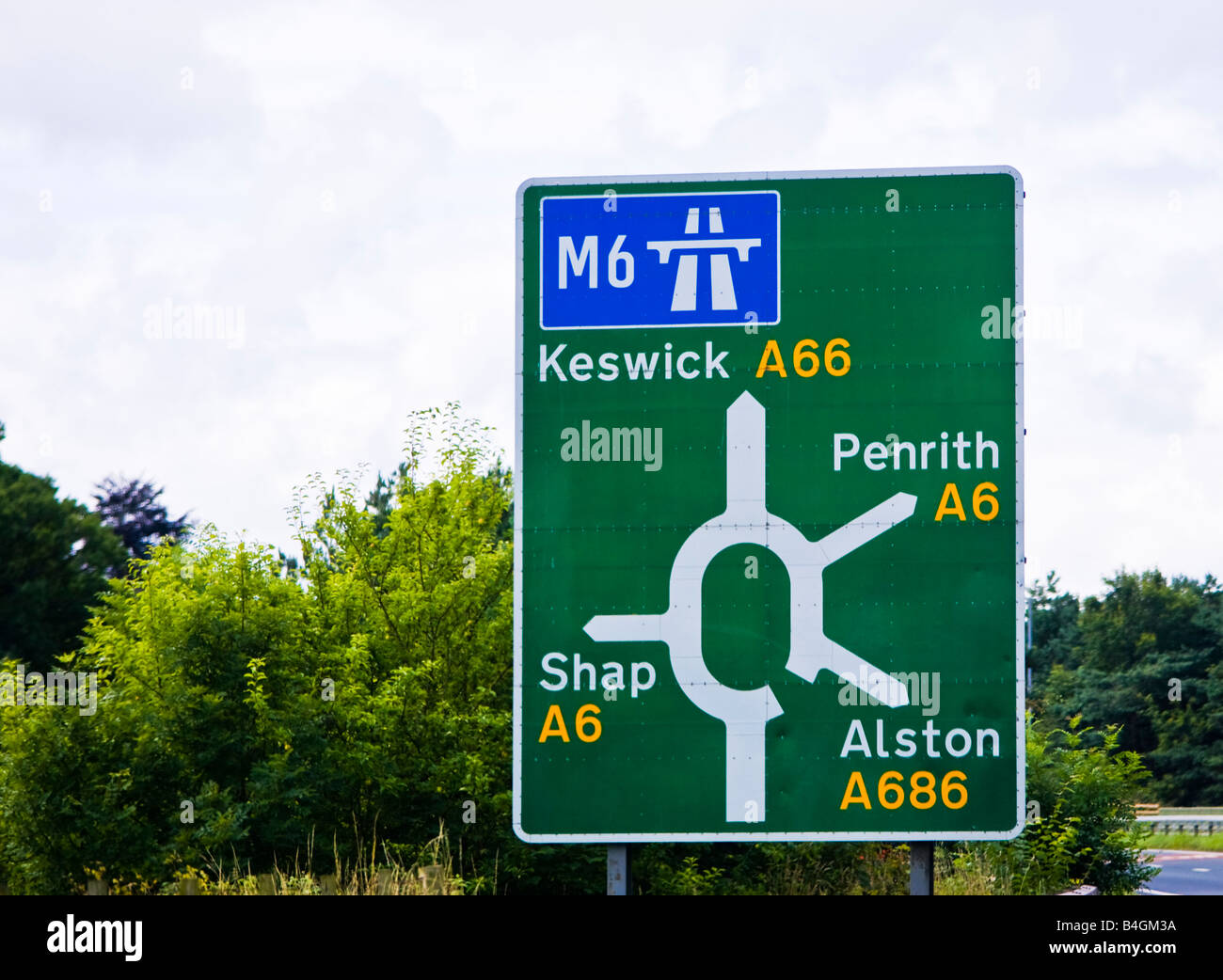 Straße Zeichen Hauptroute Straßenschild an einem Kreisverkehr England UK Stockfoto