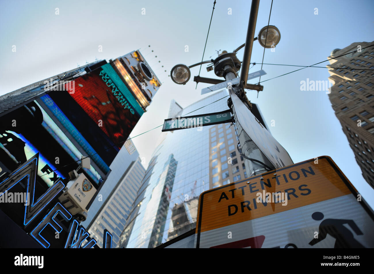 "Nachschlagen" Schuss der Times Sq Straßenschild vor dem Hintergrund der verschiedenen Times Square Artefakte Stockfoto