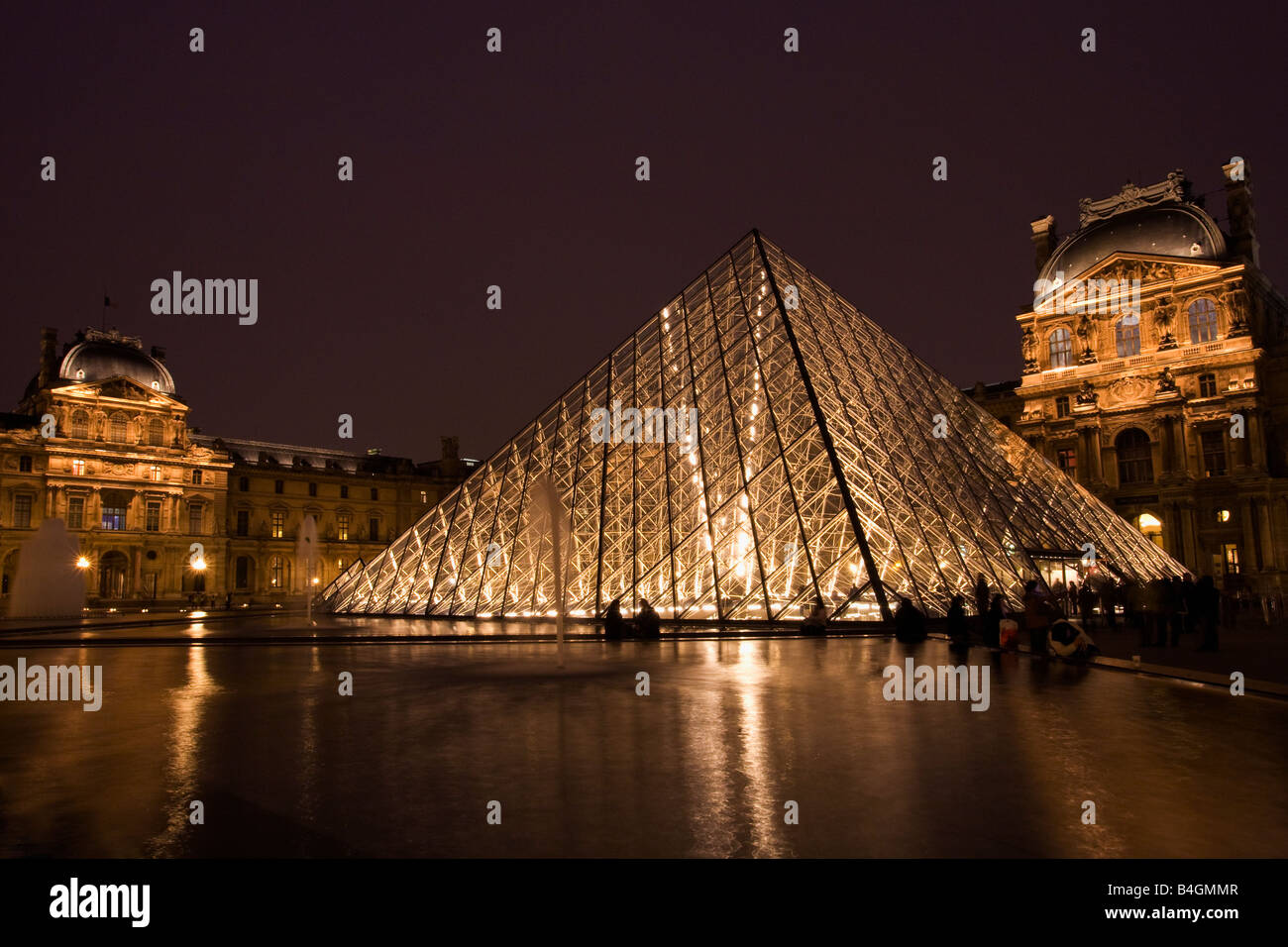 Glas-Pyramide am Eingang zum Le Louvre Museum and Art Gallery in der Nacht Paris Frankreich Europa EU Stockfoto