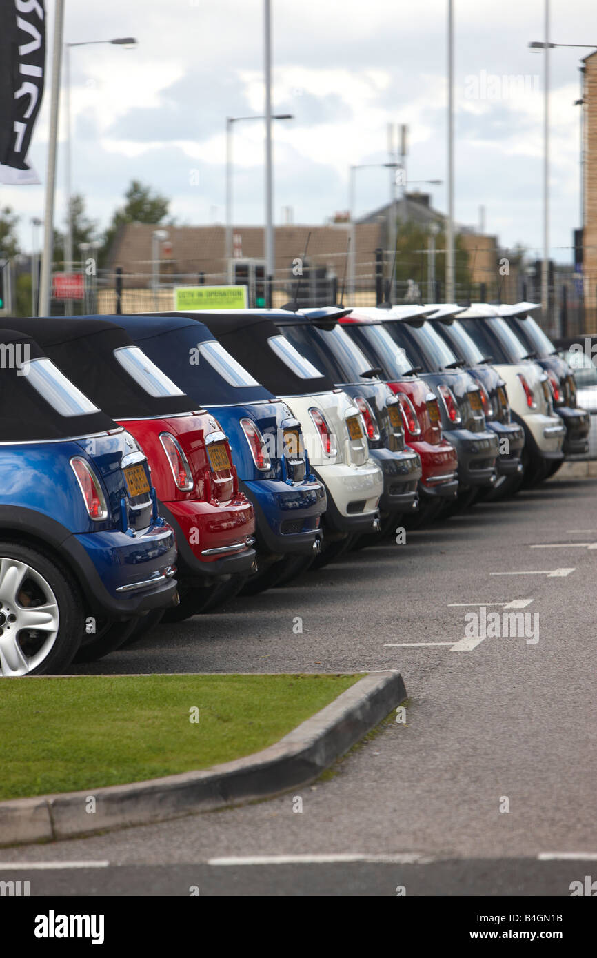 Reihe von BMW Mini Autos zum Verkauf Händler Vorplatz Stockfoto