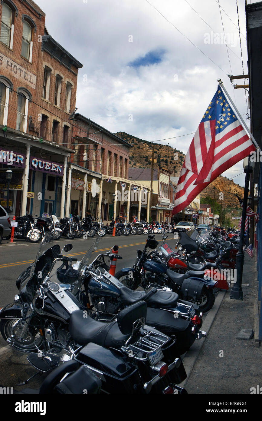 Motorräder vor Schaufenster in Virginia City, Nevada, Amerikas größte nationaler historischer Grenzstein aufgereiht. Stockfoto