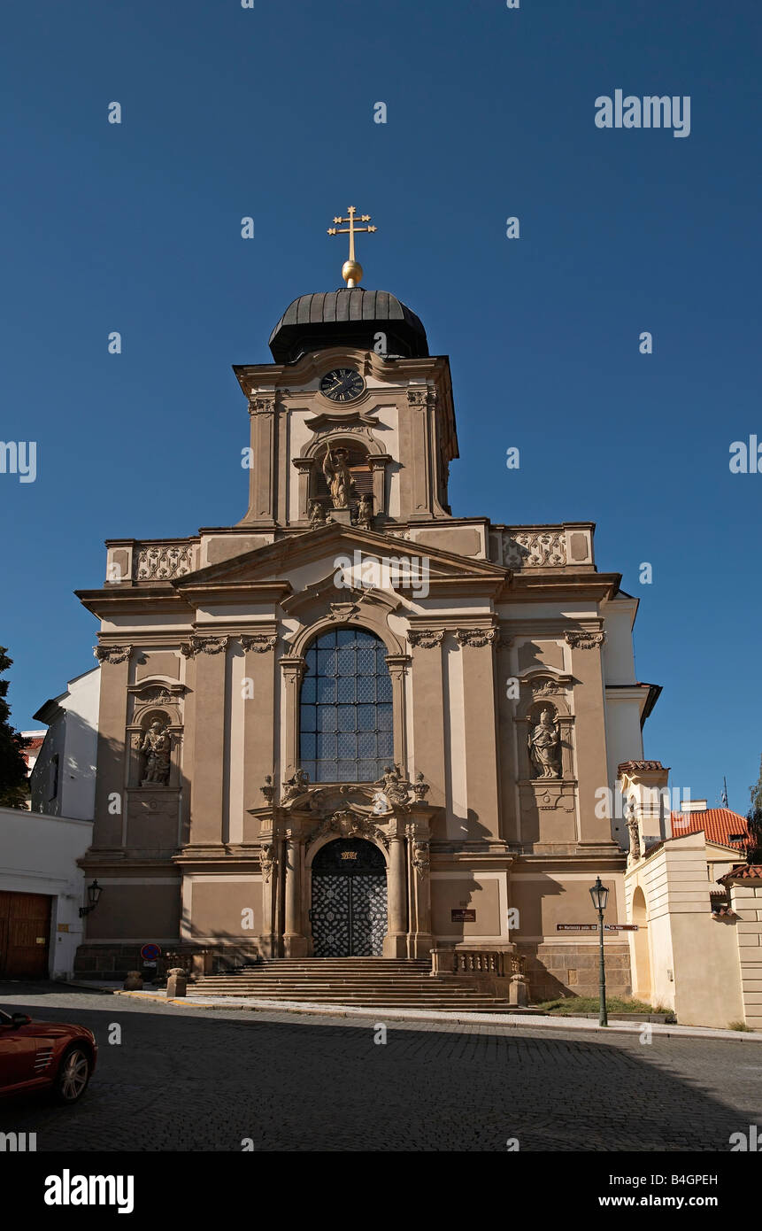 Prag Hradcany gepflasterten Seitenstraße Kirche Stockfoto