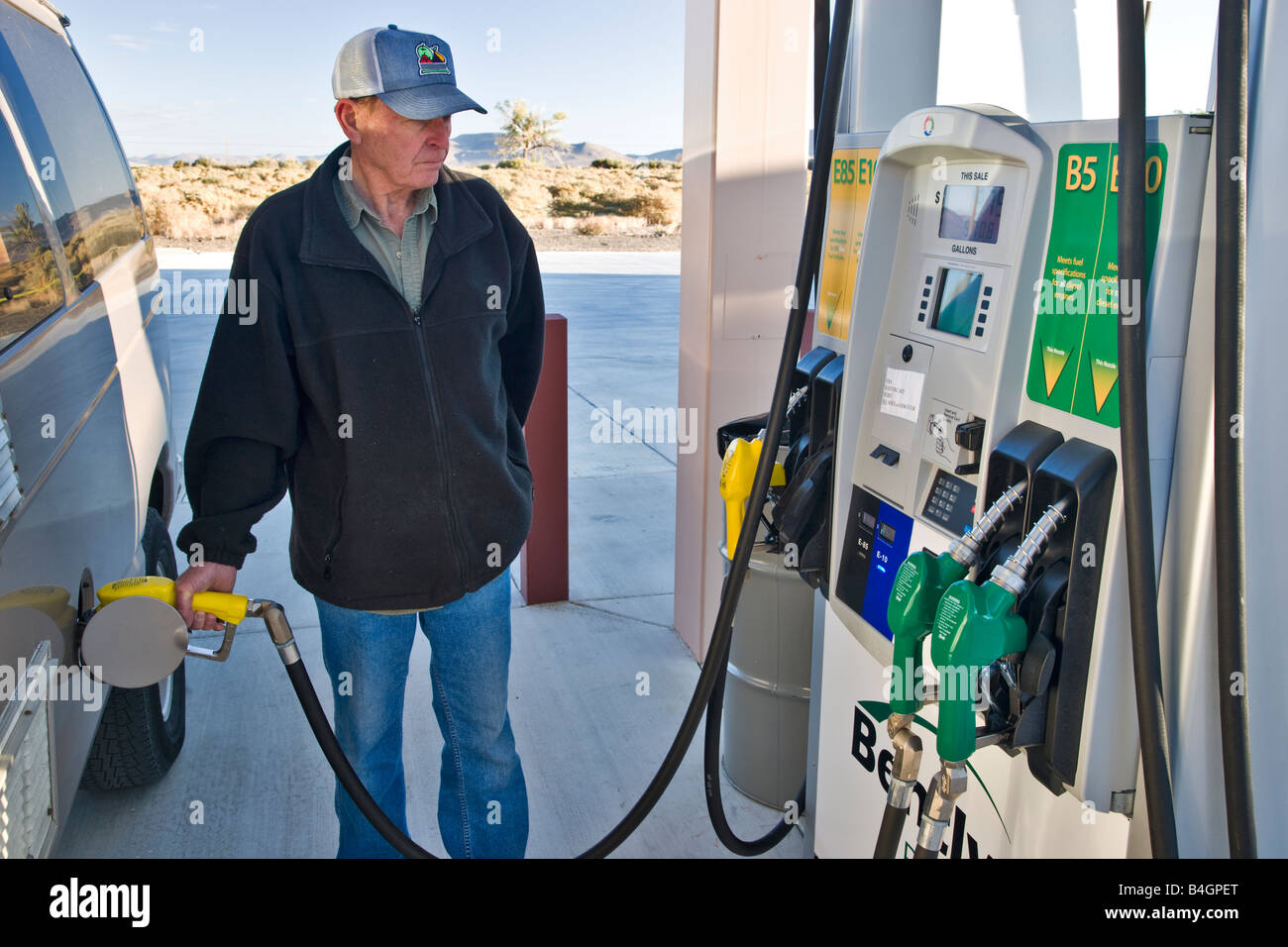 Man pumpt Bio-Kraftstoff an Tankstellen. Stockfoto