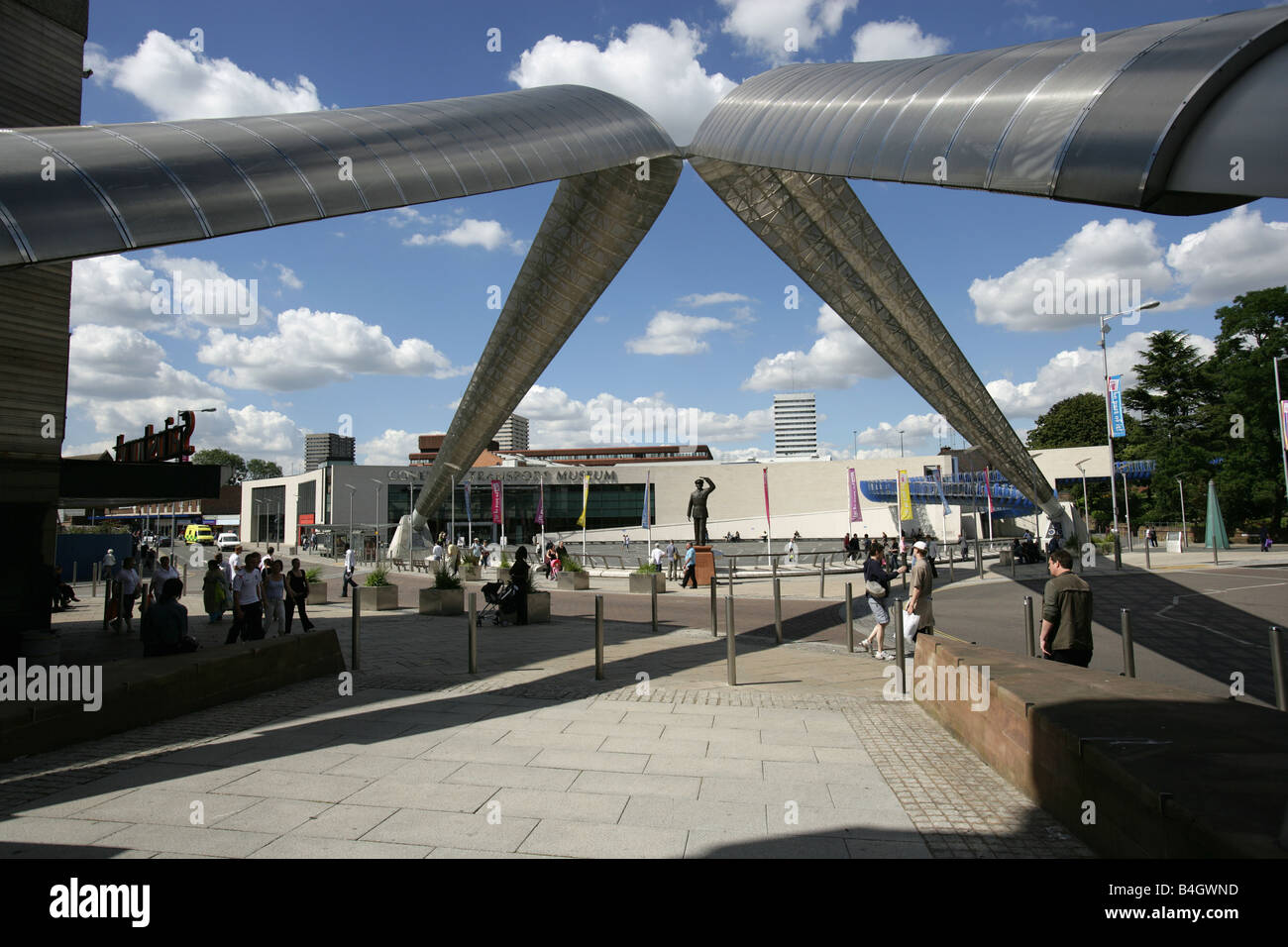 Stadt von Coventry, England. Sir Frank Whittle Skulptur mit dem Bogen schnitzen und Coventry Transport-Museum. Stockfoto