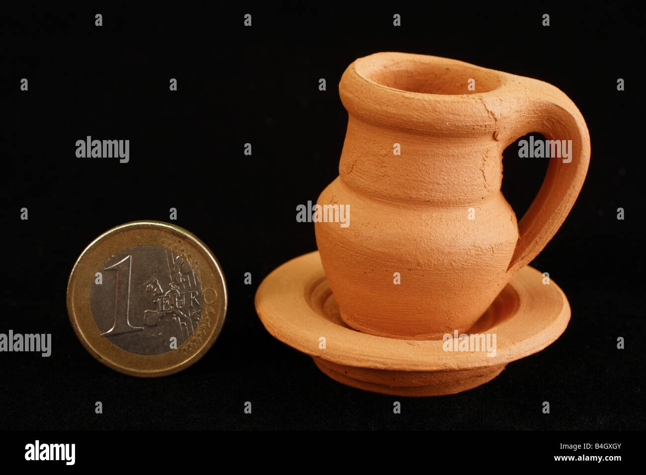 Kleine Keramik Artikel neben einer 1-Euro-Münze dargestellt. Azoren Inseln Handwerk Stockfoto