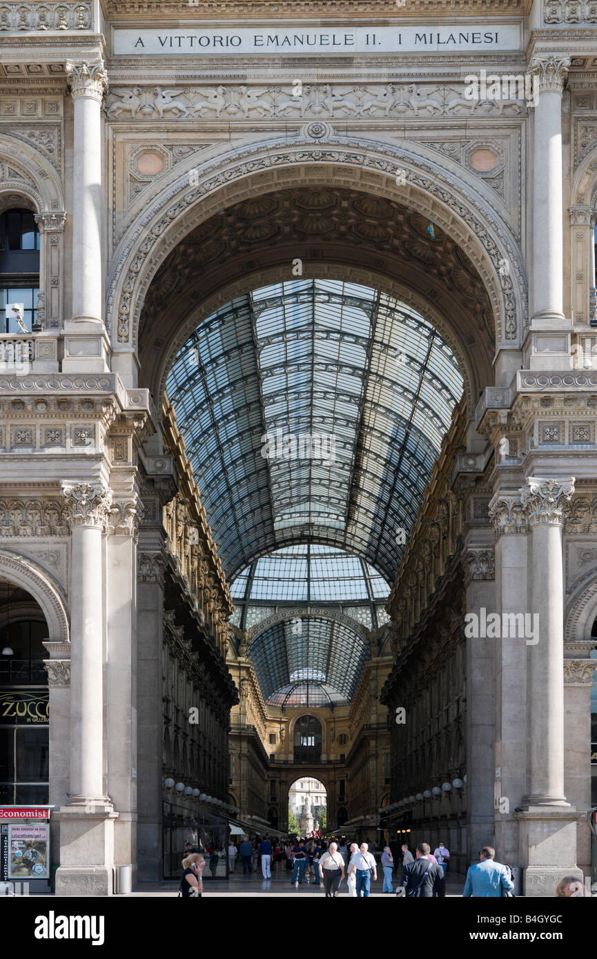 Eingang Galleria Vittorio Emmanuele II entworfen von Guiseppe Mengoni, Piazza del Duomo, Mailand, Lombardei, Italien Stockfoto