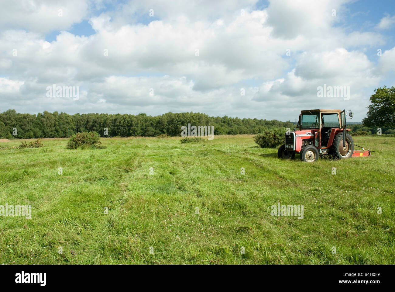 Traktor geparkt auf dem Lande Hampshire, England, UK Stockfoto