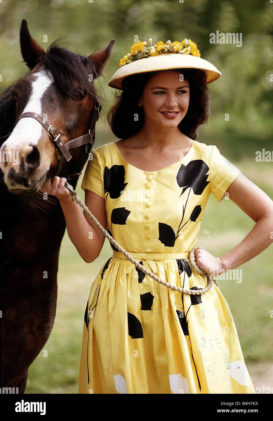 Catherine Zeta Jones-Schauspielerin, die vor Ort in Pluckley Kent abgebildet, für die Verfilmung von The Darling Buds of May Stockfoto