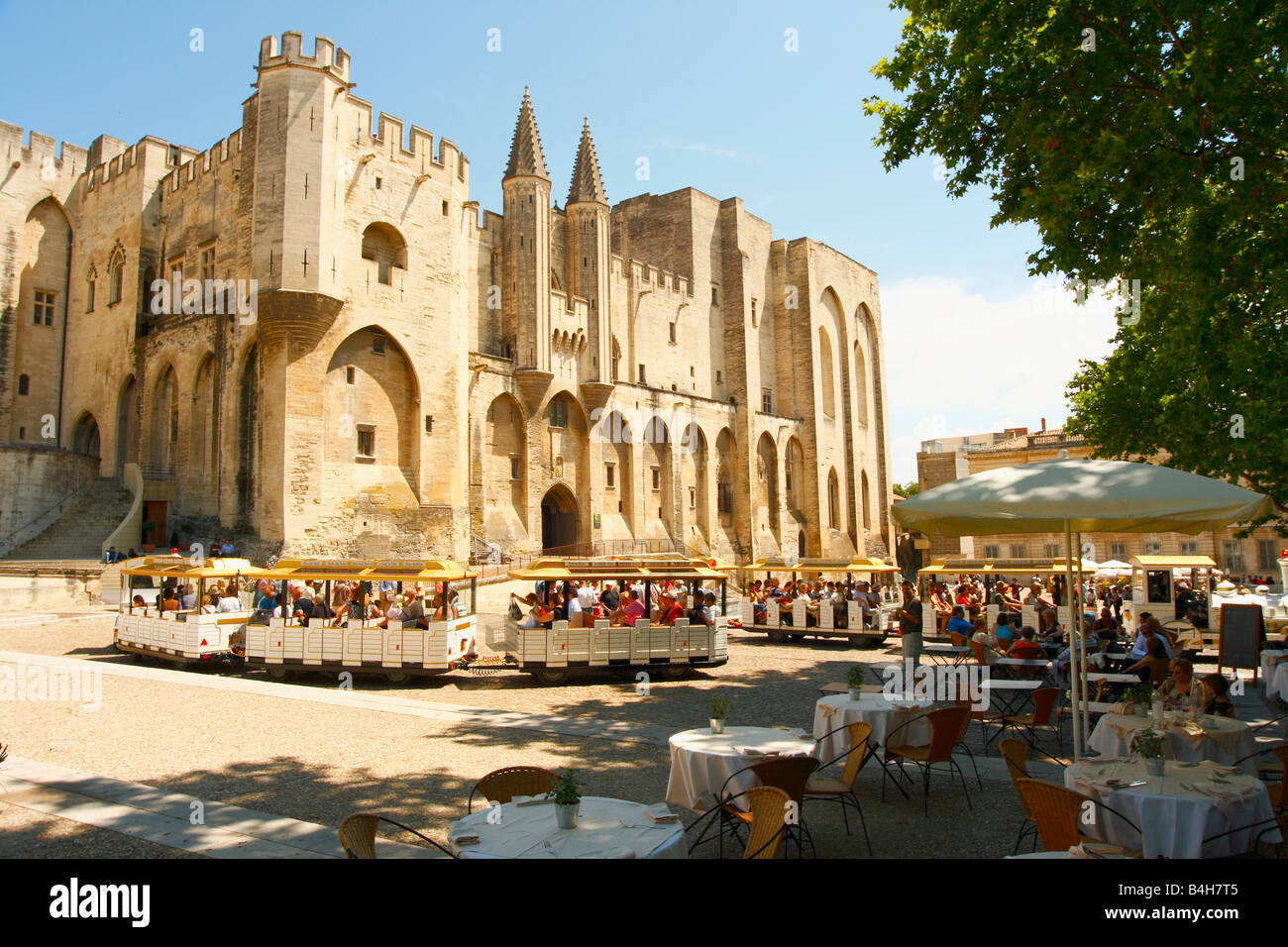 Touristen im Straßencafé, Palais Des Papes, Avignon, Vaucluse, Provence-Alpes-Cote d ' Azur, Frankreich Stockfoto
